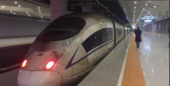  穿越霧霾區(qū)的高鐵，塵埃布滿整個(gè)車身